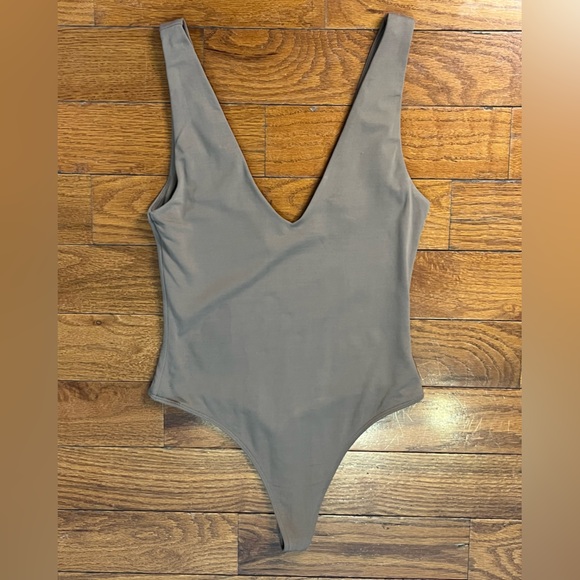 Babaton Tops - Babaton Aritzia Brown V Neck Cutout Bodysuit Women’s Size S Minimalist Stretch